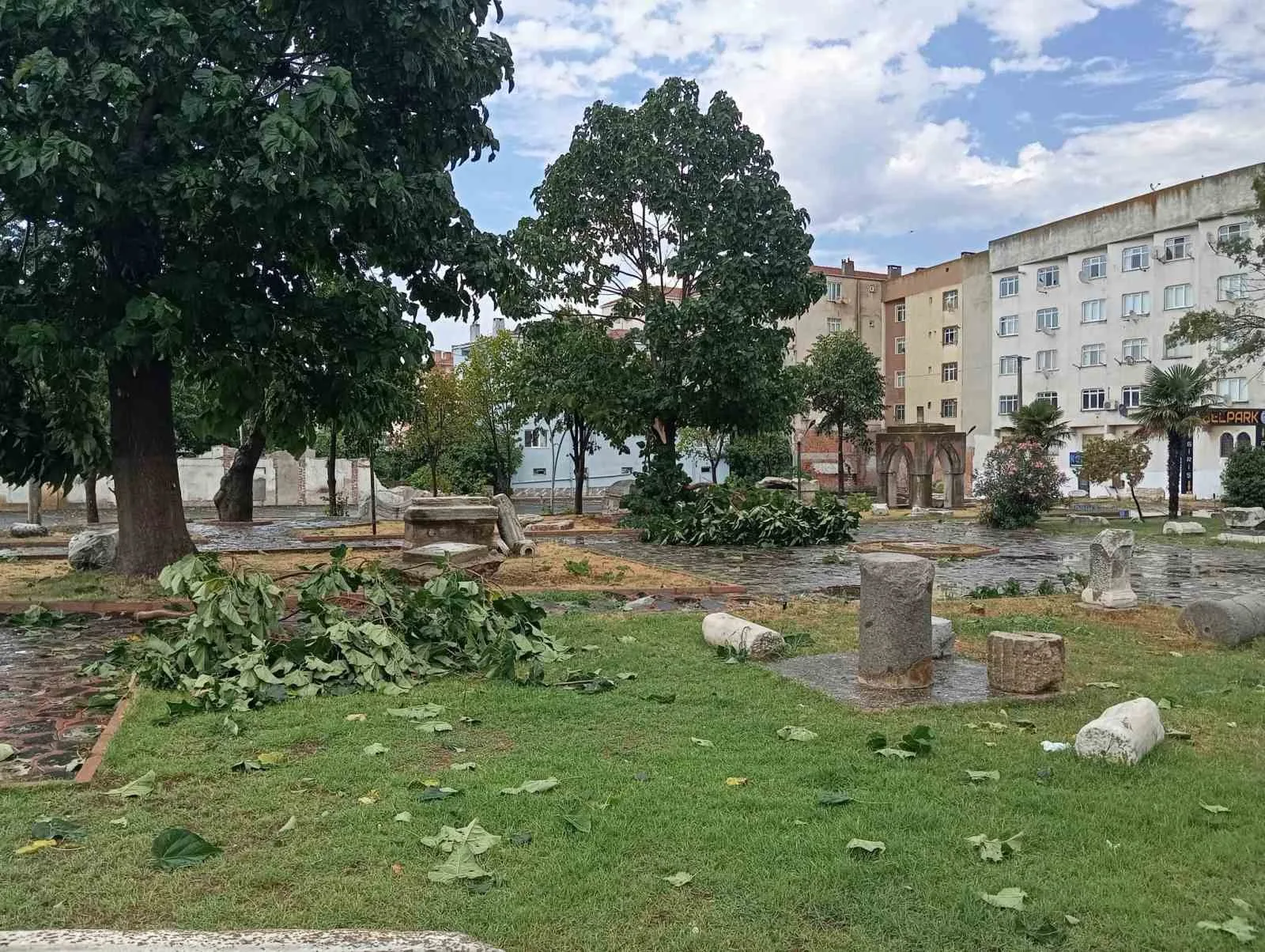 Tekirdağ’da fırtınada çatılar uçtu, ağaçlar devrildi