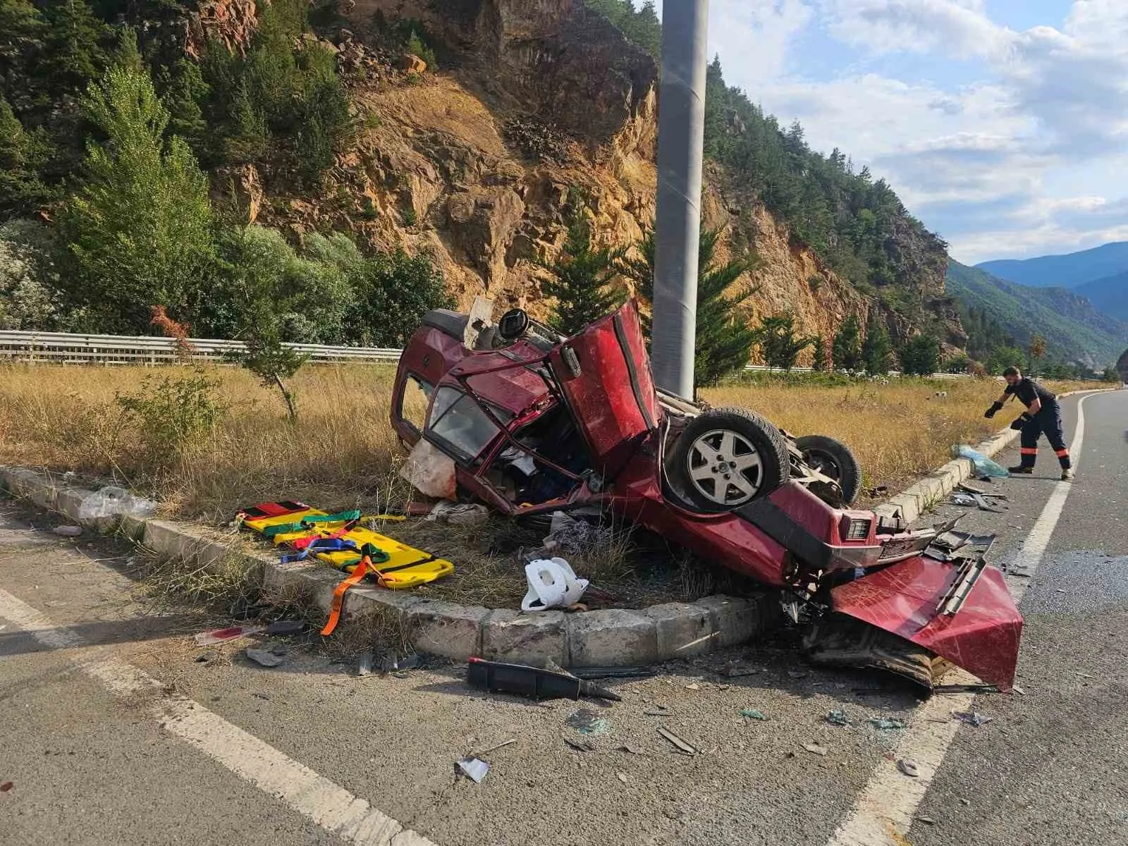 Tofaş marka araç kazada paramparça oldu: 1 ölü, 9 yaralı