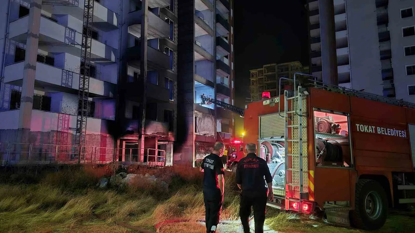 Tokat’ta 10 katlı binada çıkan yangın korkuttu