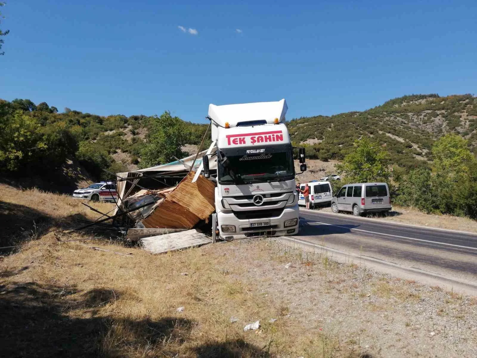 Tokat’ta kontrplak yüklü tır devrildi: 1 yaralı