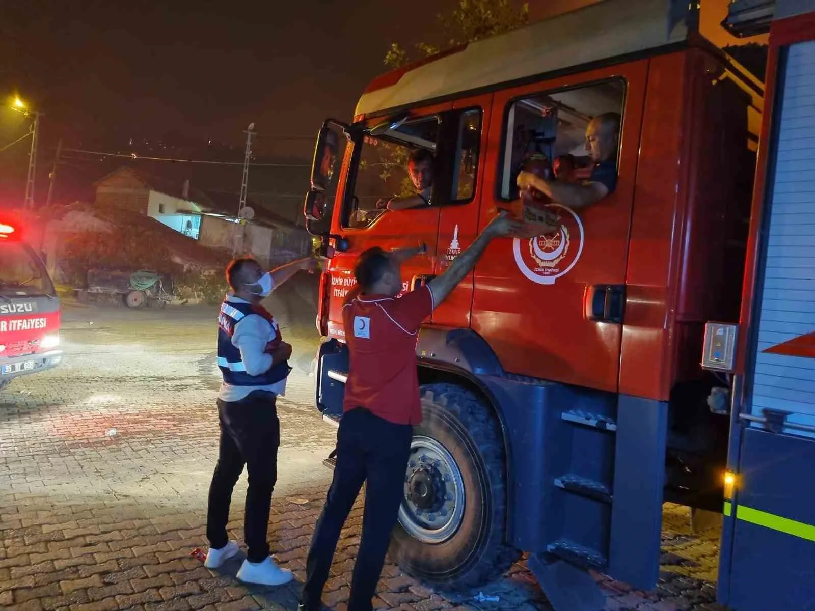 TÜRK KIZILAY, ORMAN YANGINLARININ DEVAM ETTİĞİ İLLERDE 10 BİNDEN FAZLA