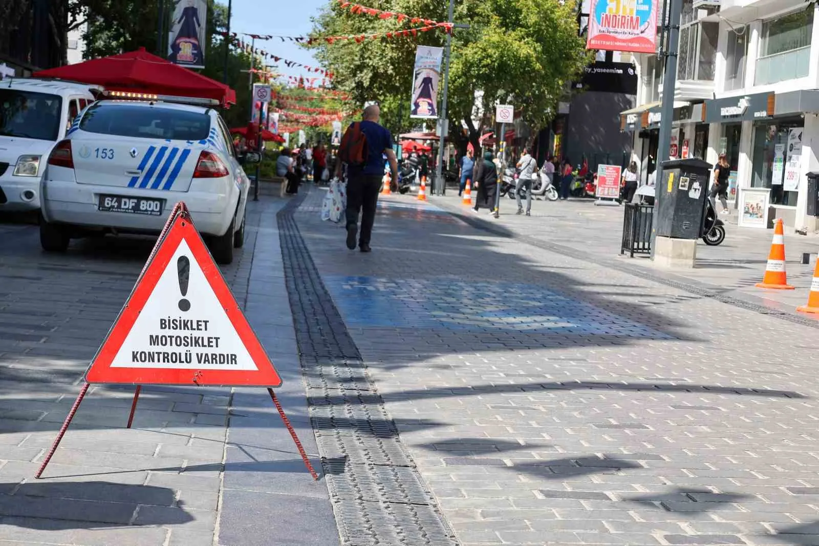 UŞAK BELEDİYESİ ULAŞIM MÜDÜRLÜĞÜ EKİPLERİ, İSMET PAŞA CADDESİ’NDE TRAFİĞE KAPALI