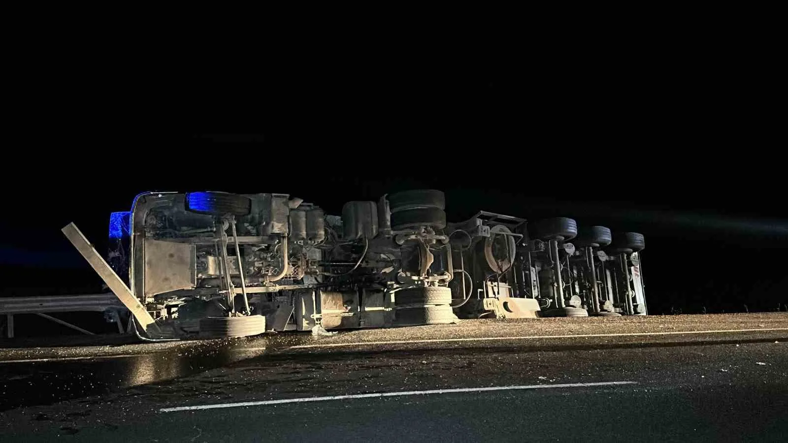 UŞAK’TA MISIR YÜKLÜ TIRIN DEVRİLMESİ SONUCU TIR SÜRÜCÜSÜ YARALANARAK HASTANEYE