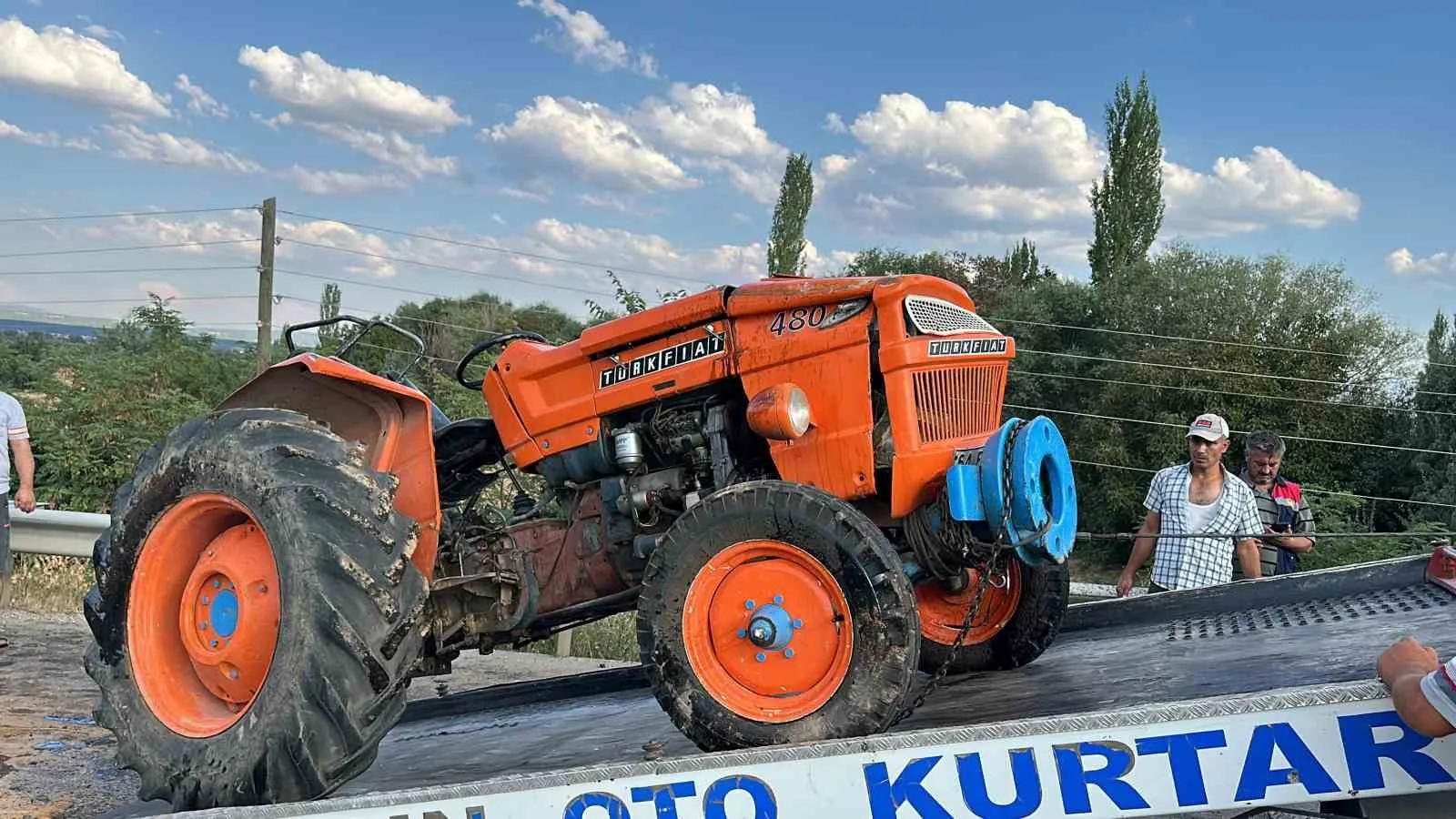 UŞAK-ANKARA KARAYOLU ÜZERİNDE MEYDANA GELEN KAZADA TRAKTÖR SÜRÜCÜSÜ HAYATINI KAYBETTİ.