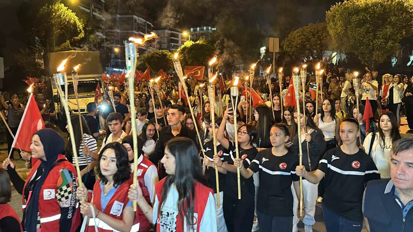 UŞAK’TA 30 AĞUSTOS ZAFER BAYRAMI KUTLAMALARI, BİNLERCE VATANDAŞIN KATILIMIYLA GERÇEKLEŞEN