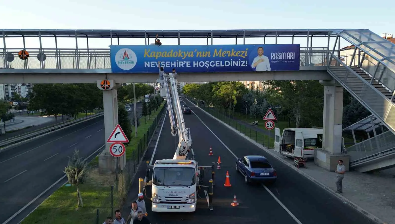 Üst geçitteki yazı tekrar asıldı