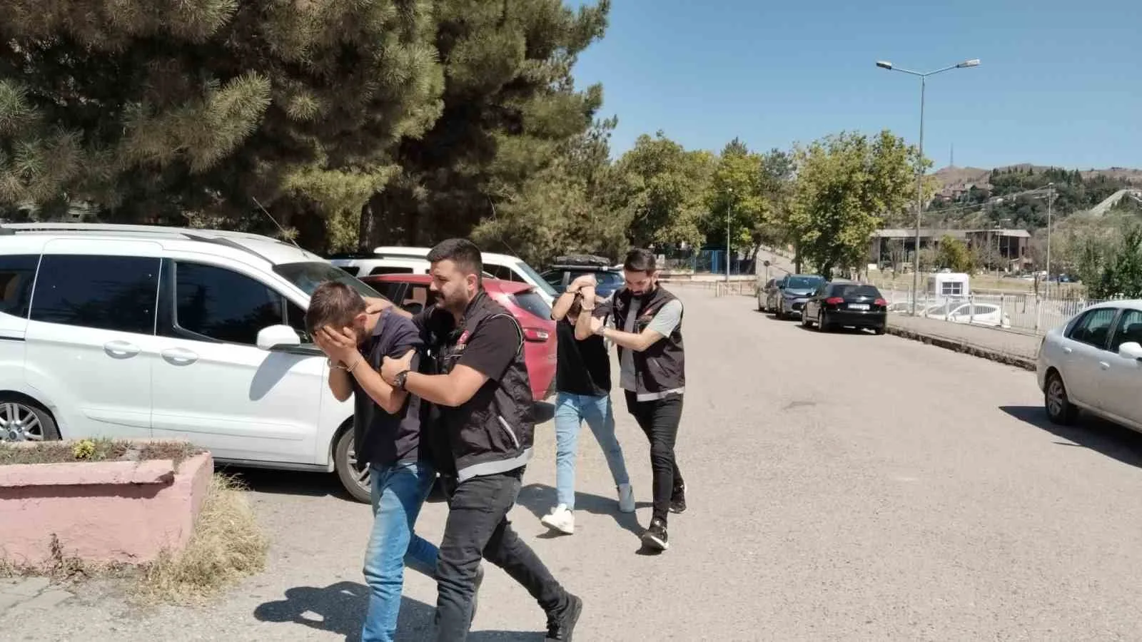 Uyuşturucu ile yakalanan şüphelinin yakınından polise: “Elinize sağlık”