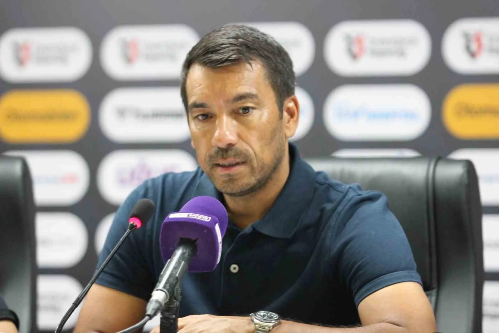 Van Bronckhorst: “İstanbul’a galibiyetle döndüğümüz için mutluyuz”