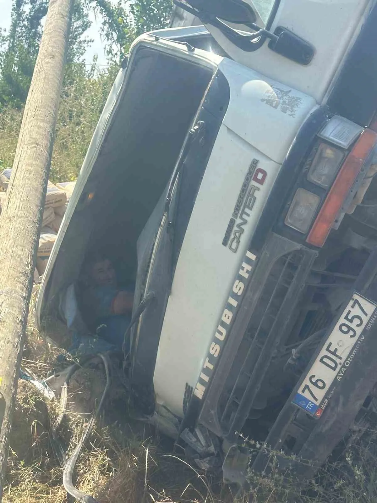 Virajı alamayan kamyon elektrik direğine çarparak devrildi: 1 yaralı