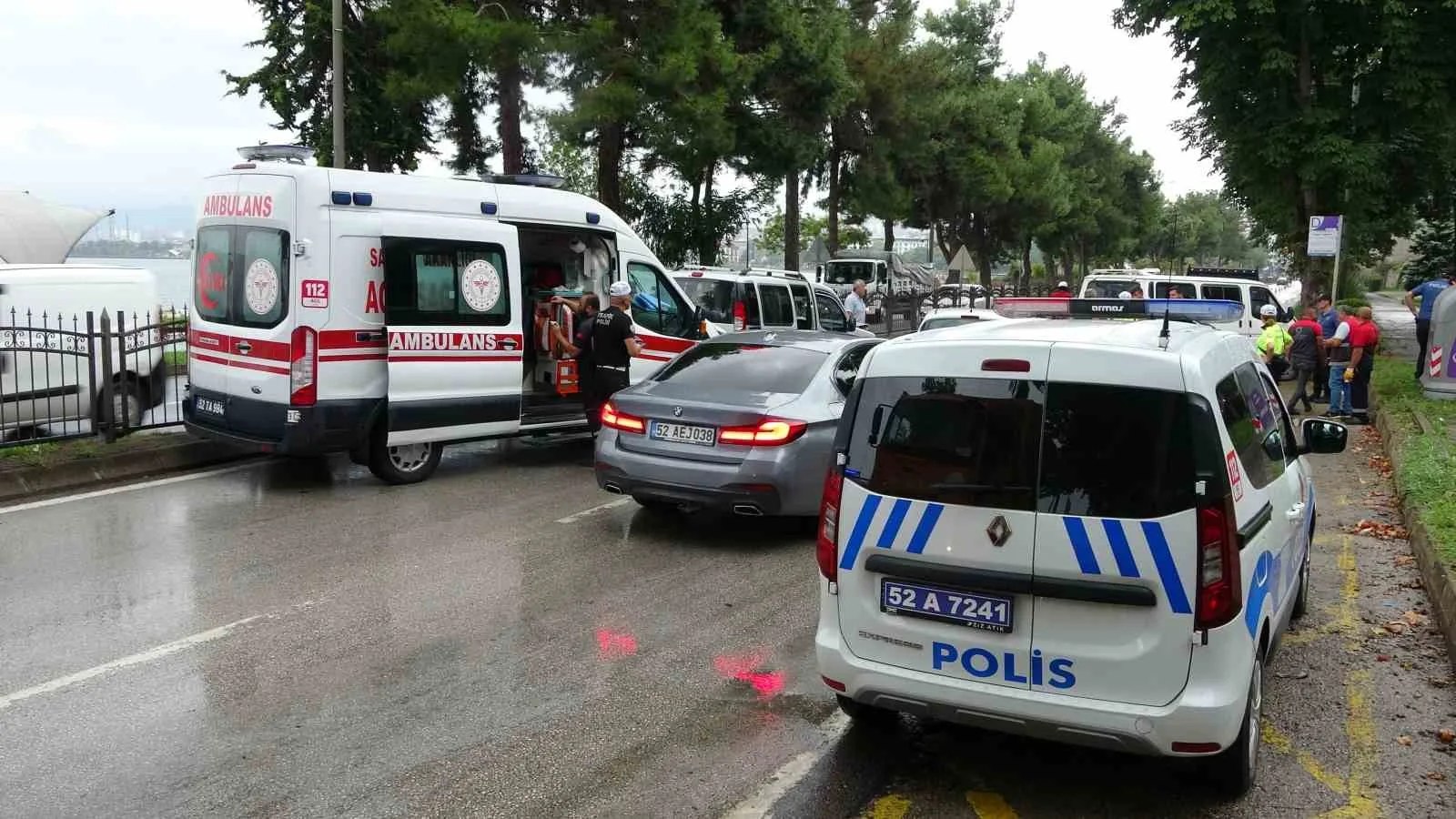 Yağmur nedeniyle kayganlaşan yolda zincirleme trafik kazası: 2 yaralı