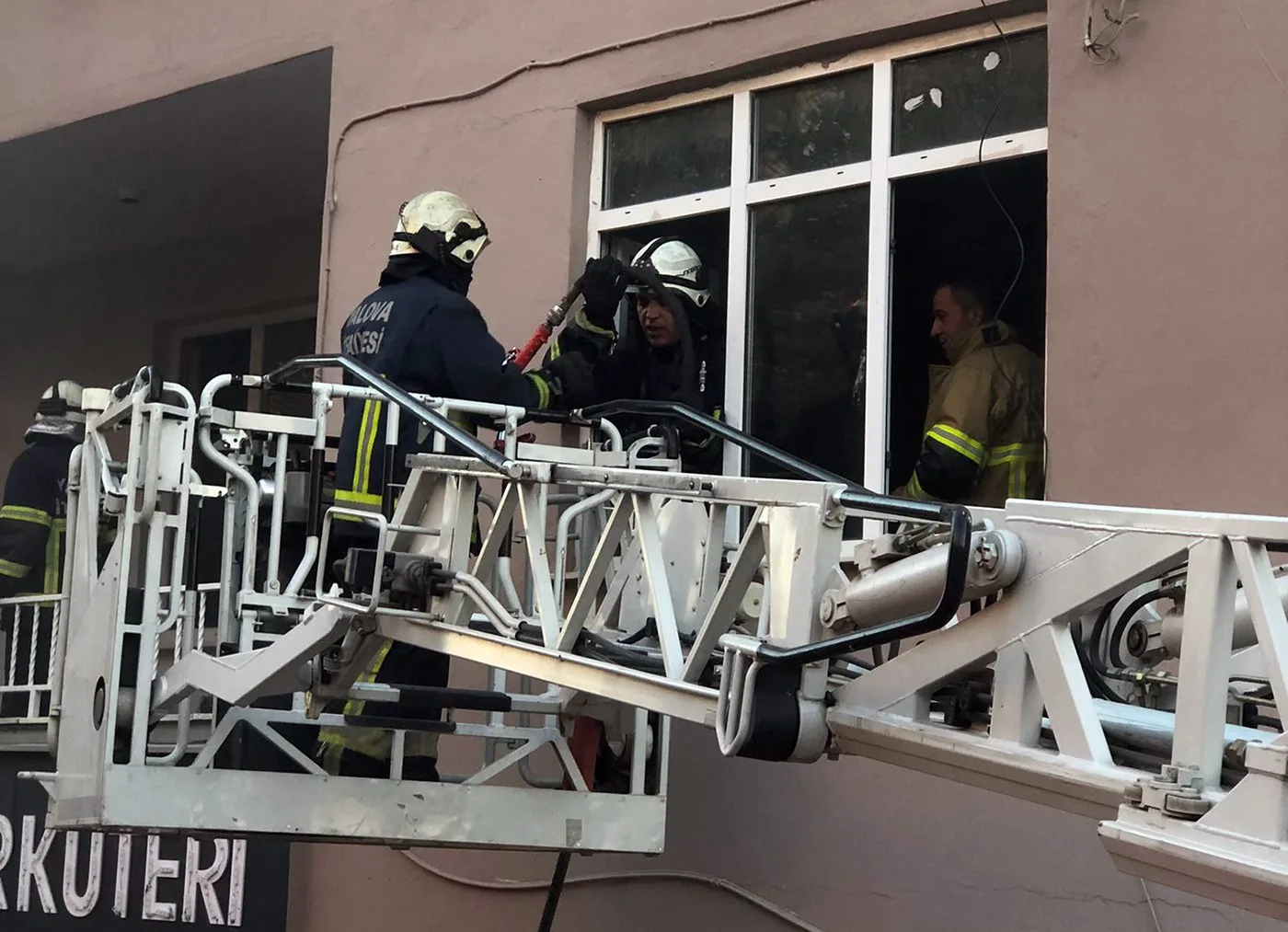 Yalova’da apartman dairesindeki yangın söndürüldü