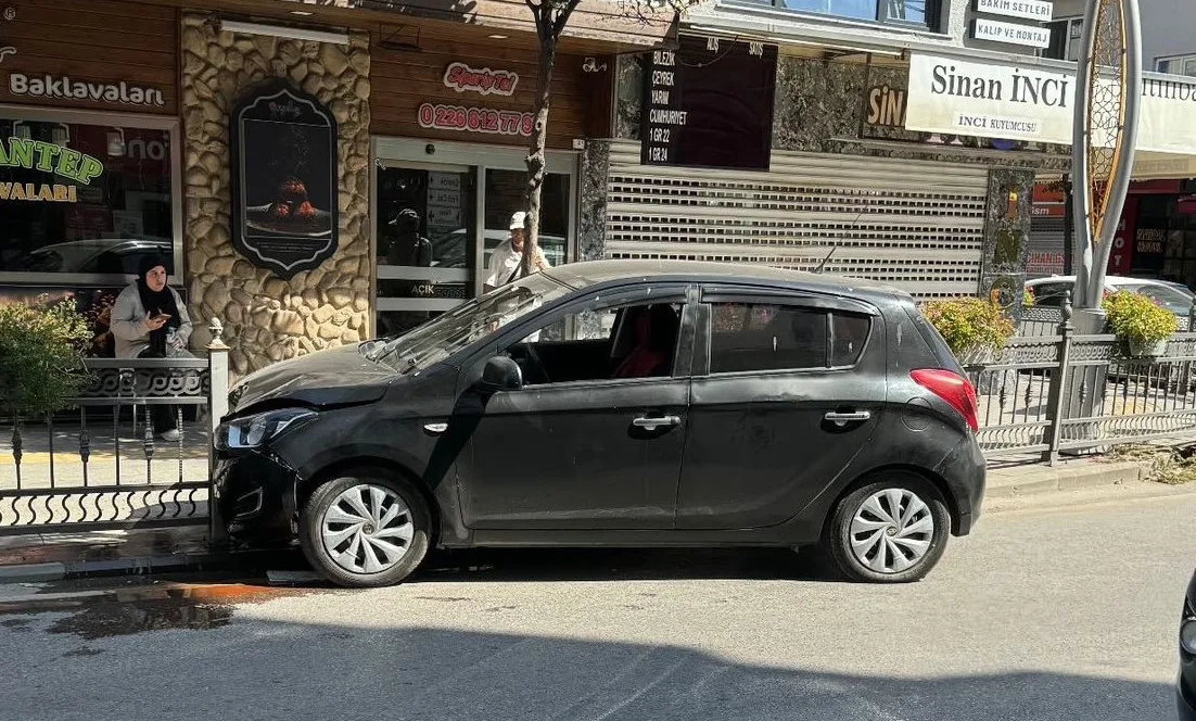 Yalova’da kontrolden çıkan otomobil demir parmaklıklara çarptı