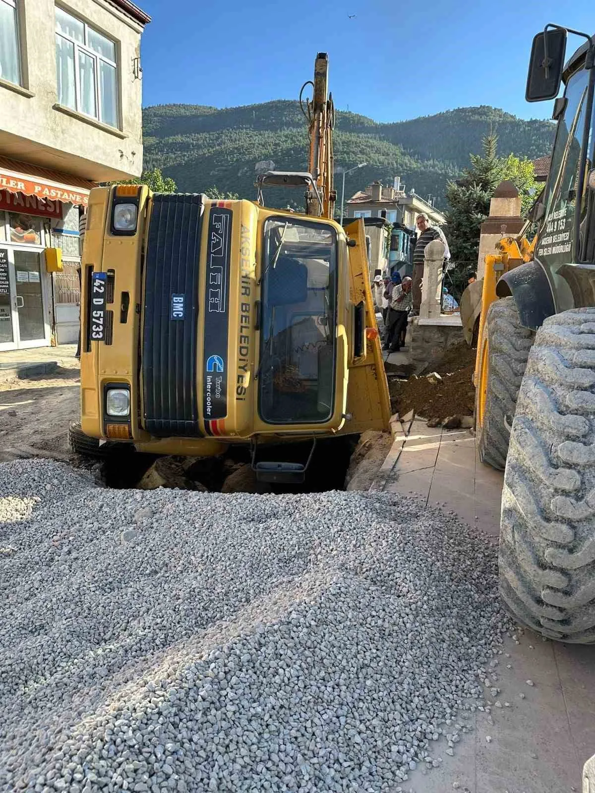 Yol göçtü kamyon çukura düştü