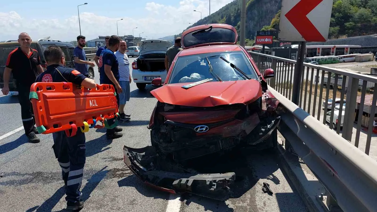 Yola düşen meyve kasası kazaya yol açtı: 3 yaralı