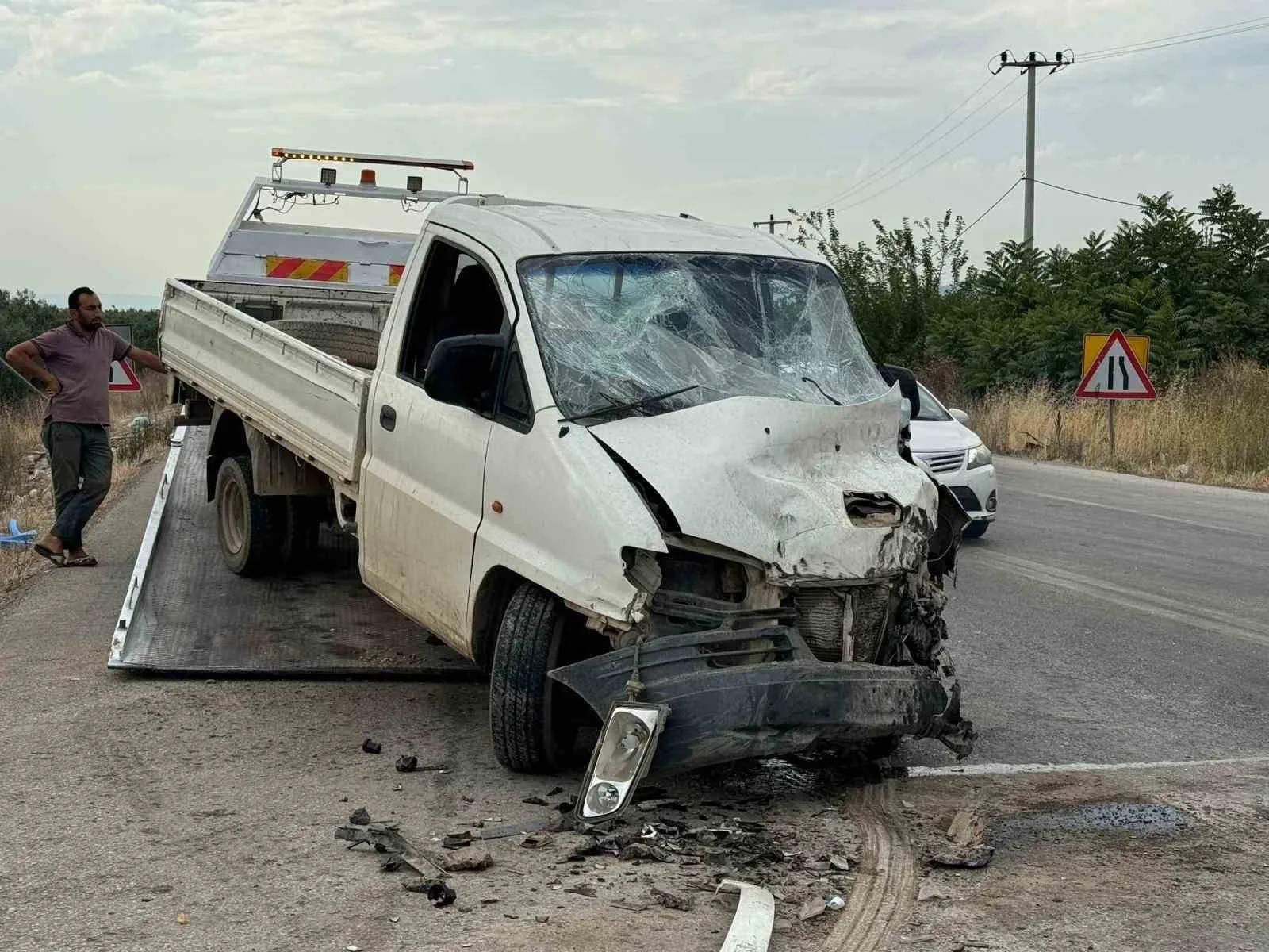 Yola kontrolsüz çıkan tır kamyonete çarptı: 3 yaralı