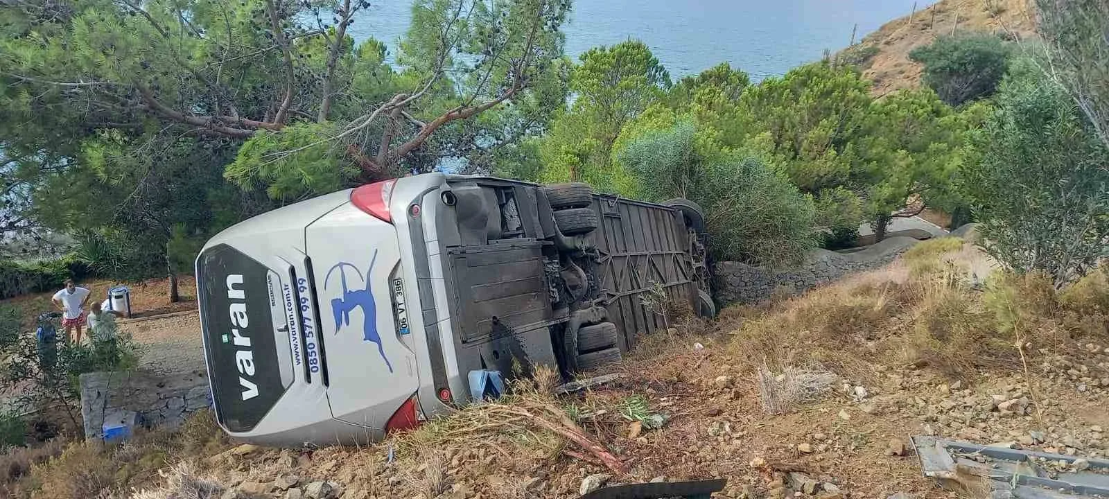 Yolcu otobüsü uçuruma yuvarlandı: 3 yaralı