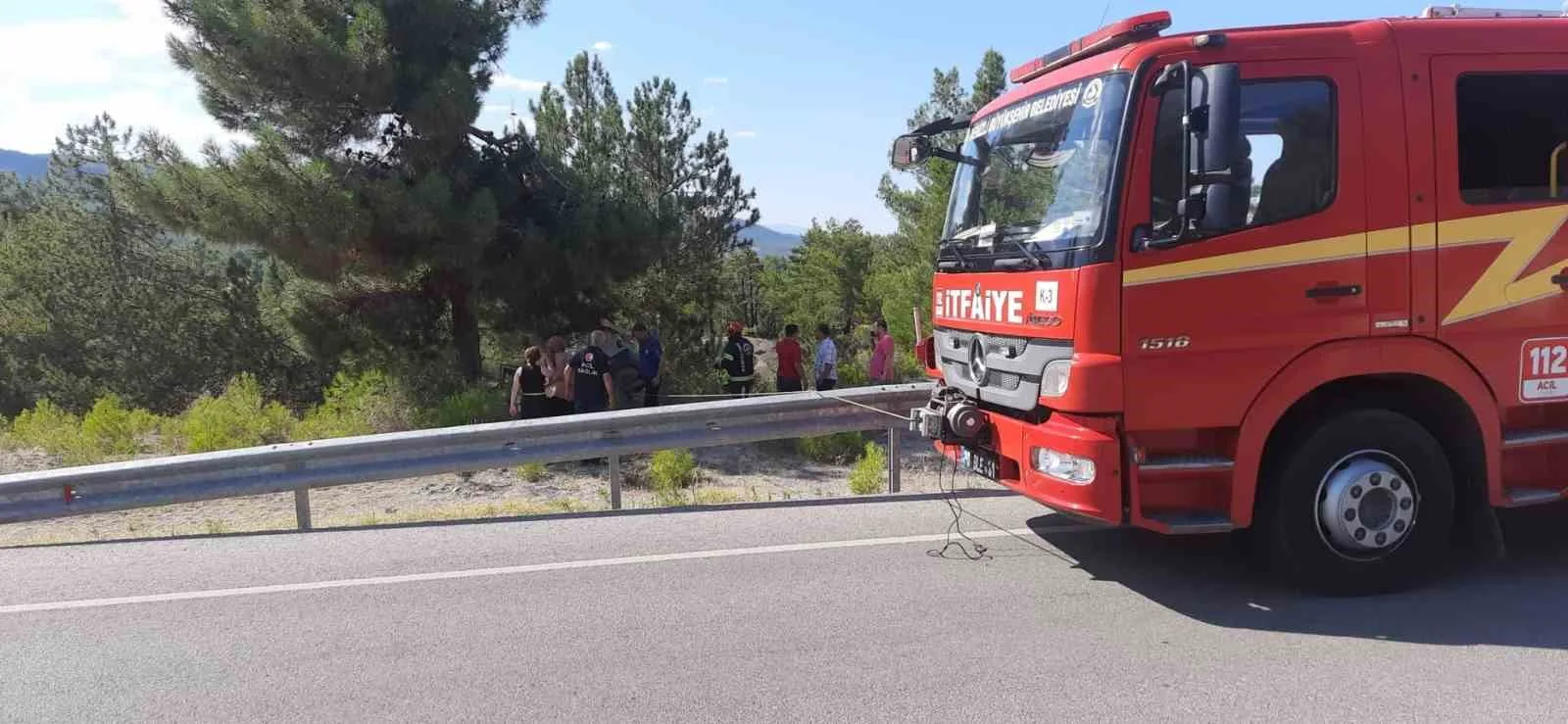 Yoldan çıkan araç ağaca çarparak durabildi: 1 ölü, 2 yaralı