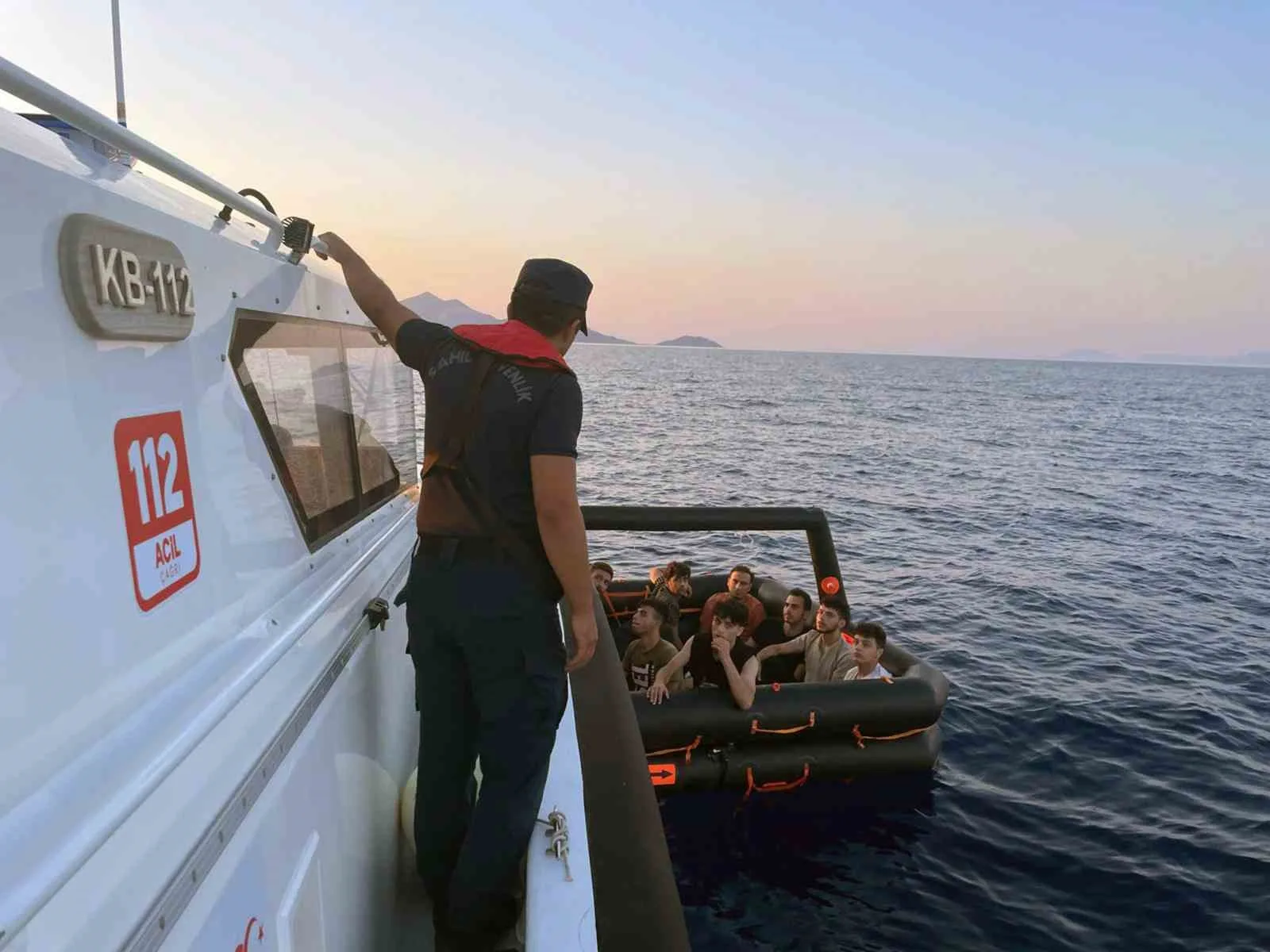 Yunan sahil güvenlik ekipleri 10 düzensiz göçmeni Türk karasularına geri itti