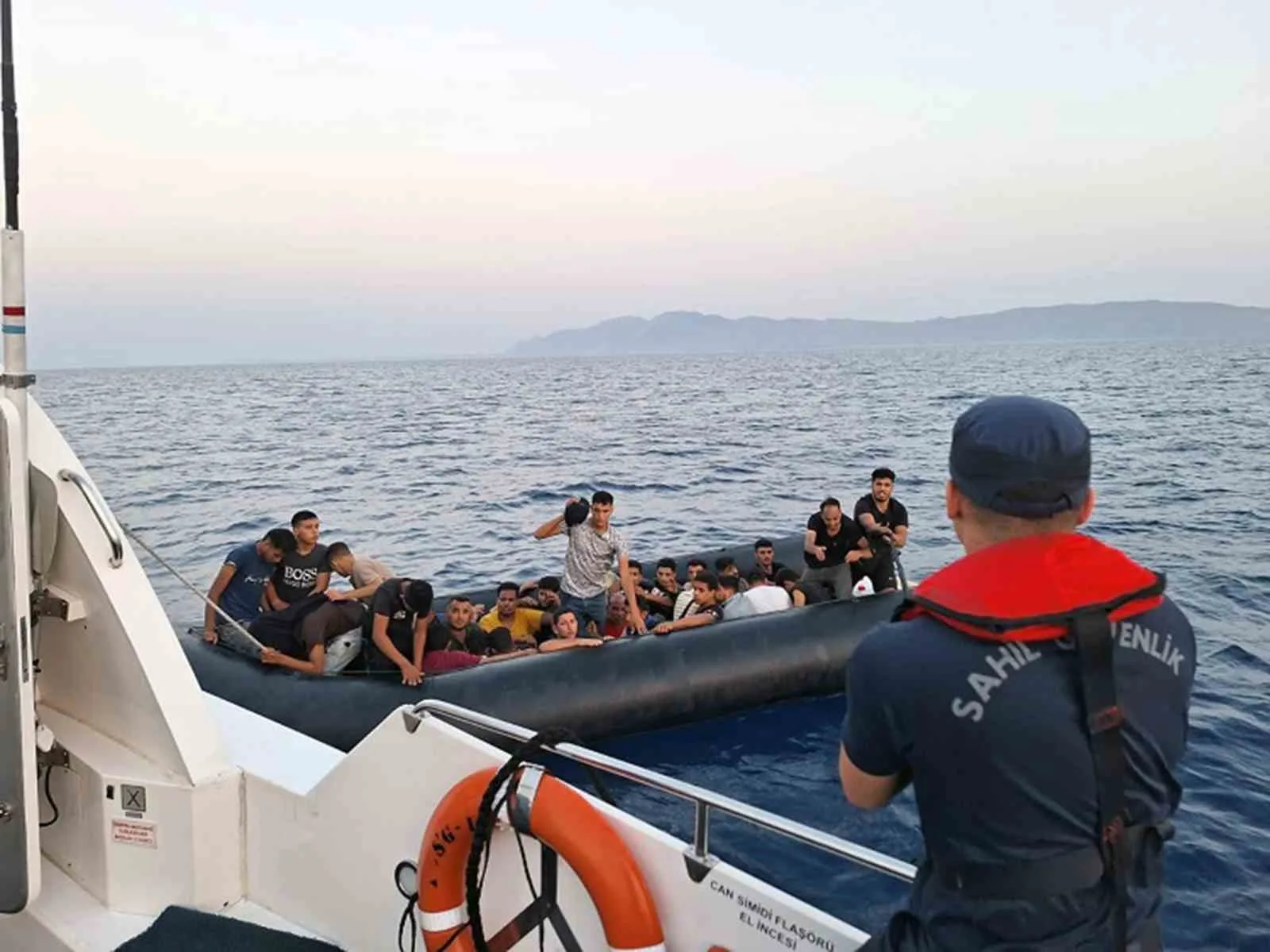 Yunanistan’ın Türk karasularına geri ittiği 31 düzensiz göçmen kurtarıldı