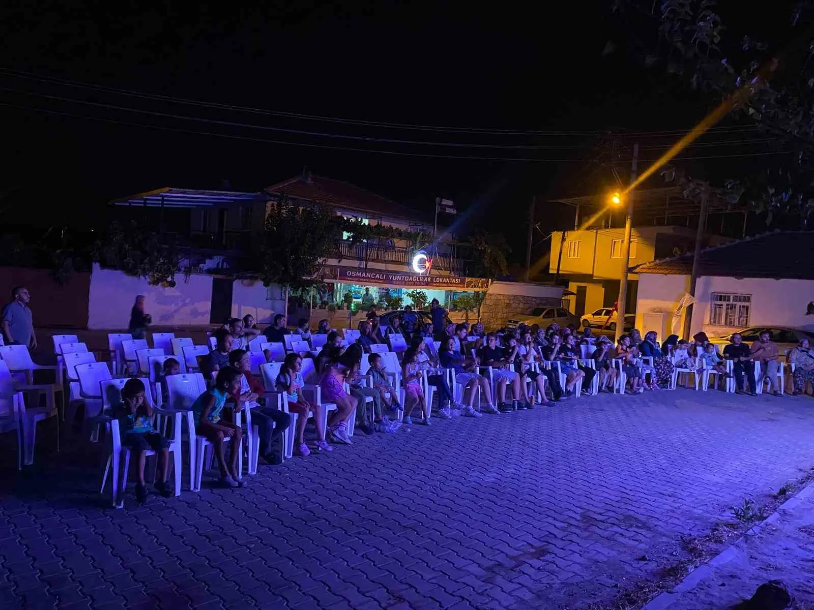 Yunusemre’de açık hava sinema akşamları başladı