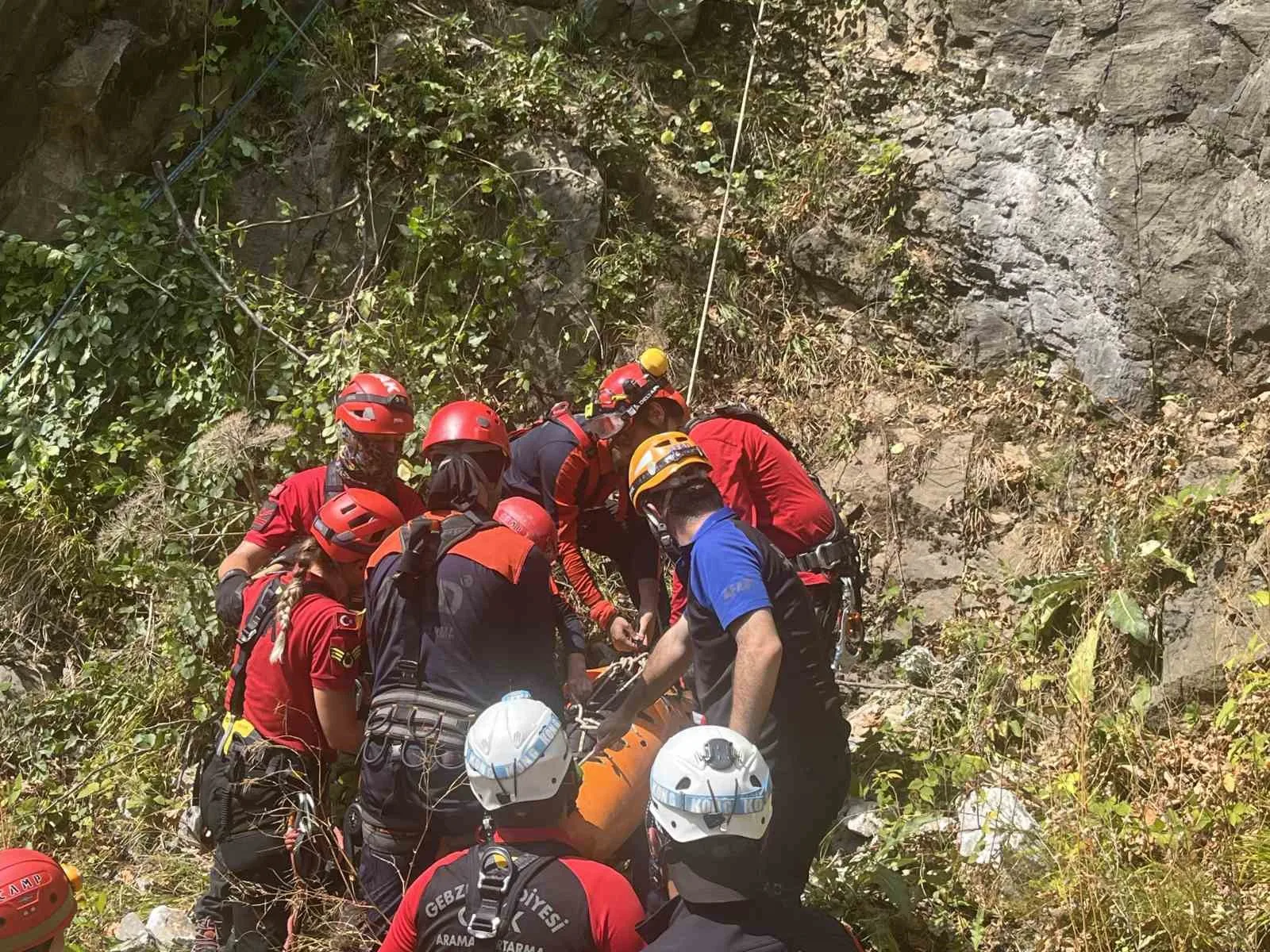 300 metrelik uçurumdaki ceset operasyonla çıkartıldı