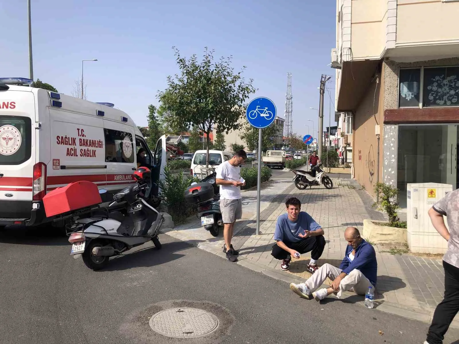 72 yaşındaki motosikletlinin yaralandığı kaza kamerada