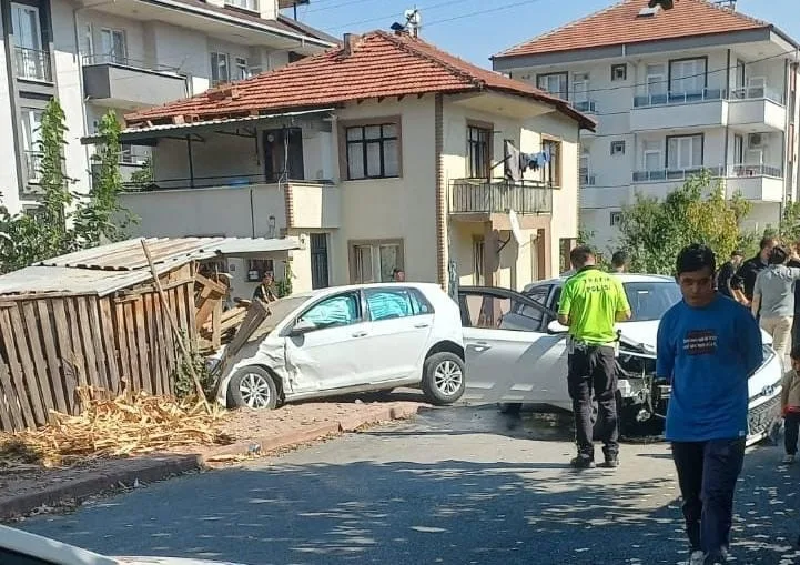 2 otomobil kavşakta çarpıştı, 4 kişi yaralandı