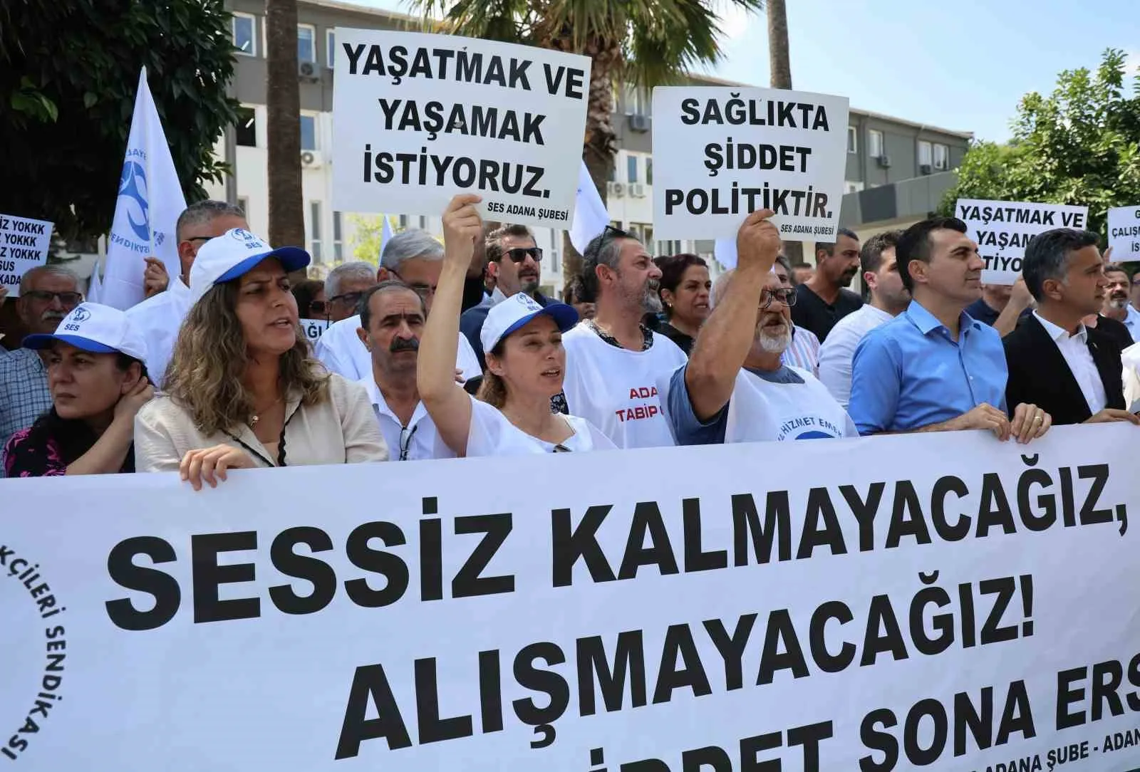 Adana’da doktora şiddet protesto edildi