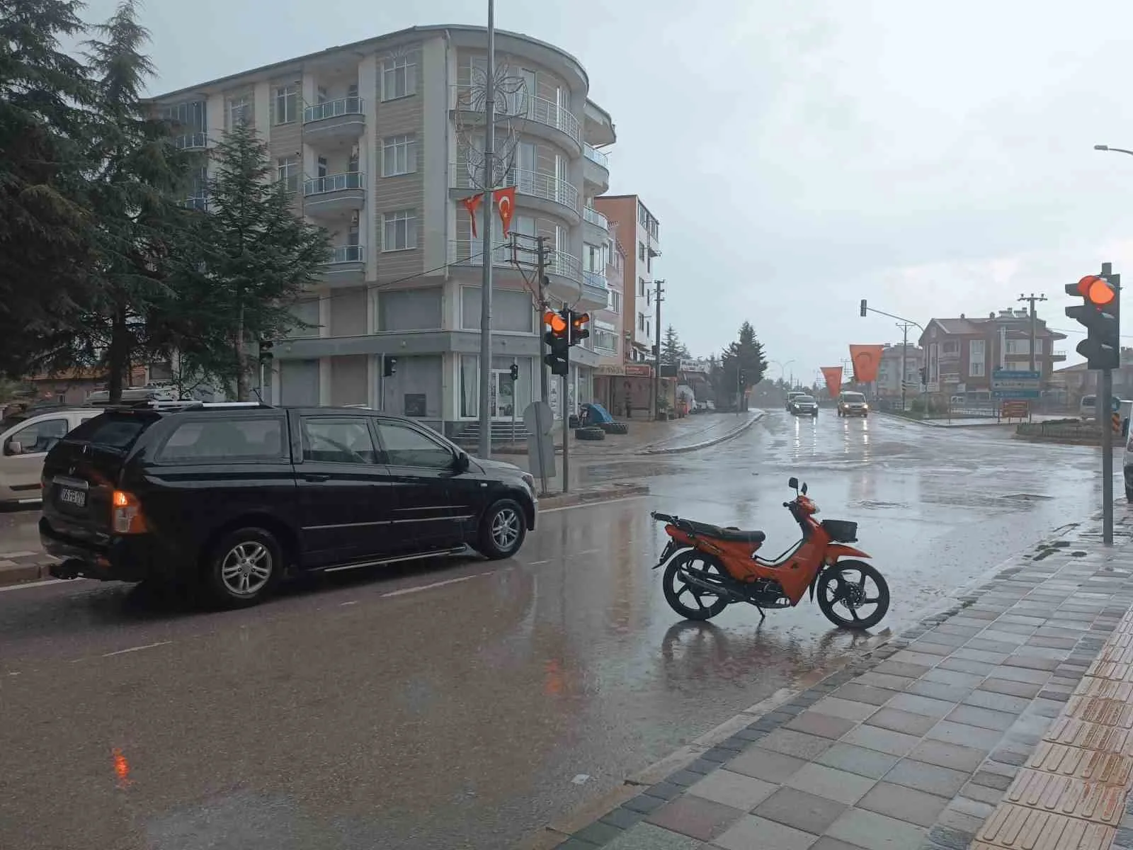 Afyonkarahisar’da sağanak yağış etkili oldu