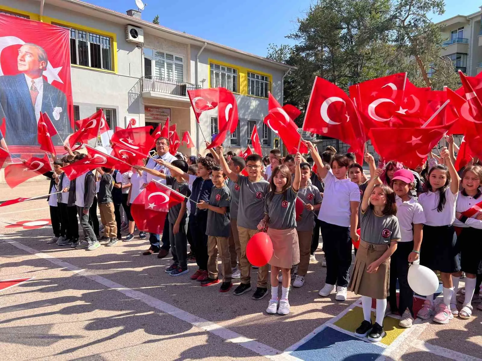 Afyonkarahisar’da yeni eğitim dönemi 143 bin öğrenci ile başladı