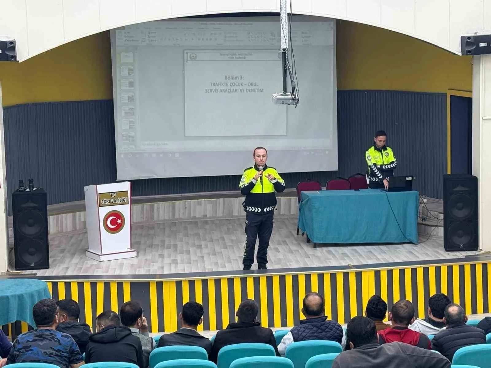 Ağrı’da güvenli ulaşım için okul servisi şoförlerine eğitim verildi