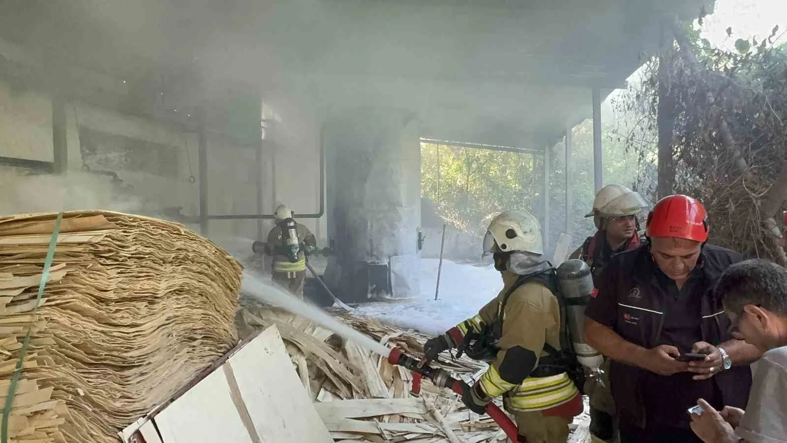 Ahşap atölyesindeki yangını itfaiye söndürdü