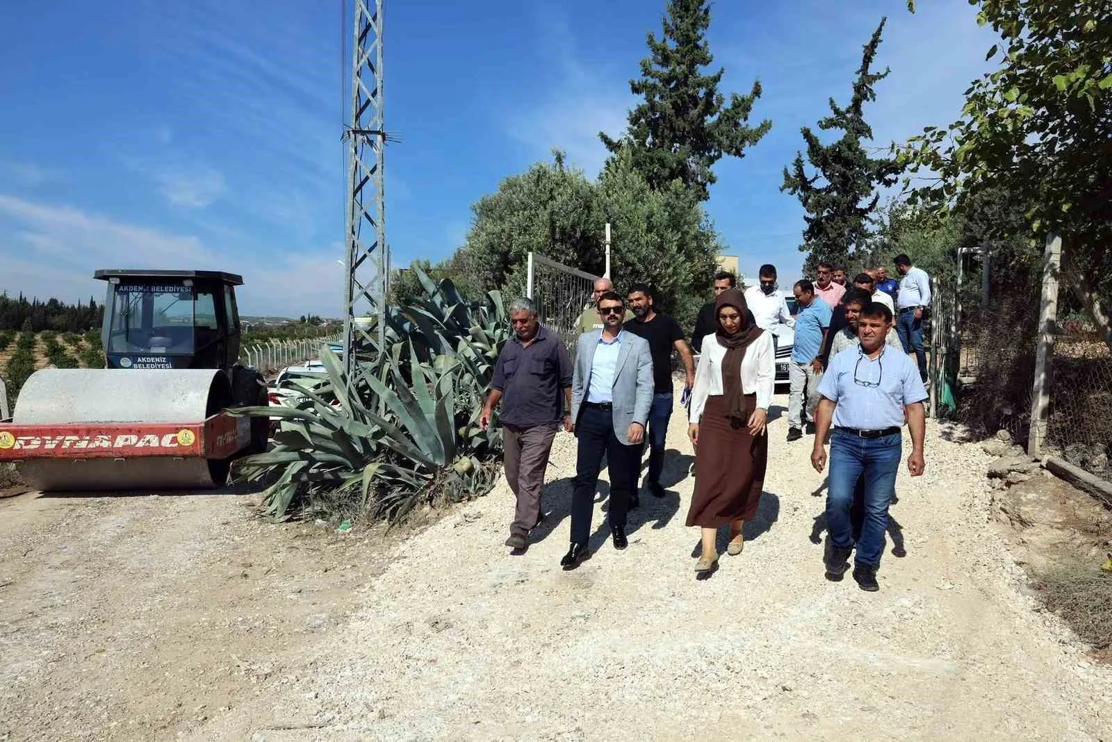 Akdeniz’in kırsal mahallelerinde yollar asfaltlanıyor