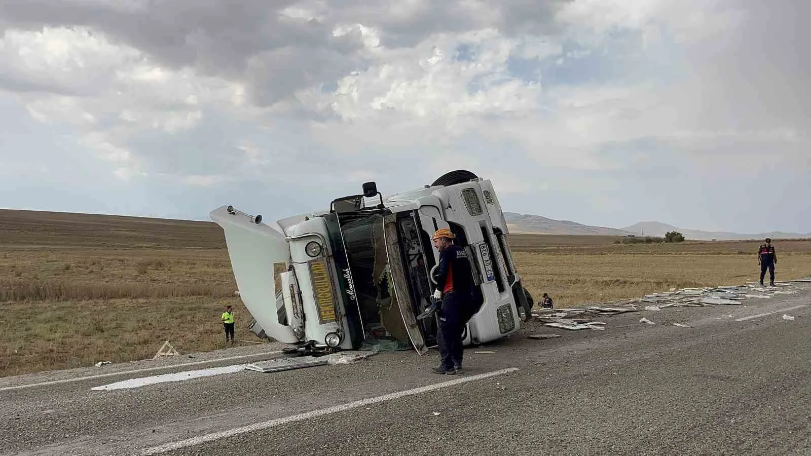 Aksaray’da şarampole devrilen tır hurdaya döndü: 1 yaralı