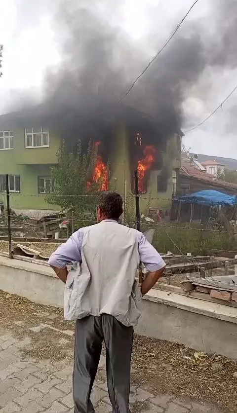 Alevler pencerelerden taştı, mahallede panik yaşandı