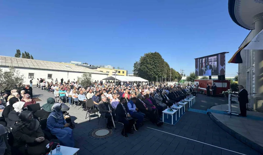 ALMANYA’DA BRÜHL CAMİİ TÖRENLE