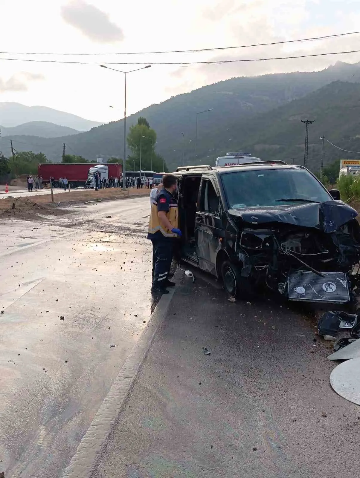 Amasya’da 2 tır ve panelvan minibüs zincirleme kazaya karıştı: 4 yaralı