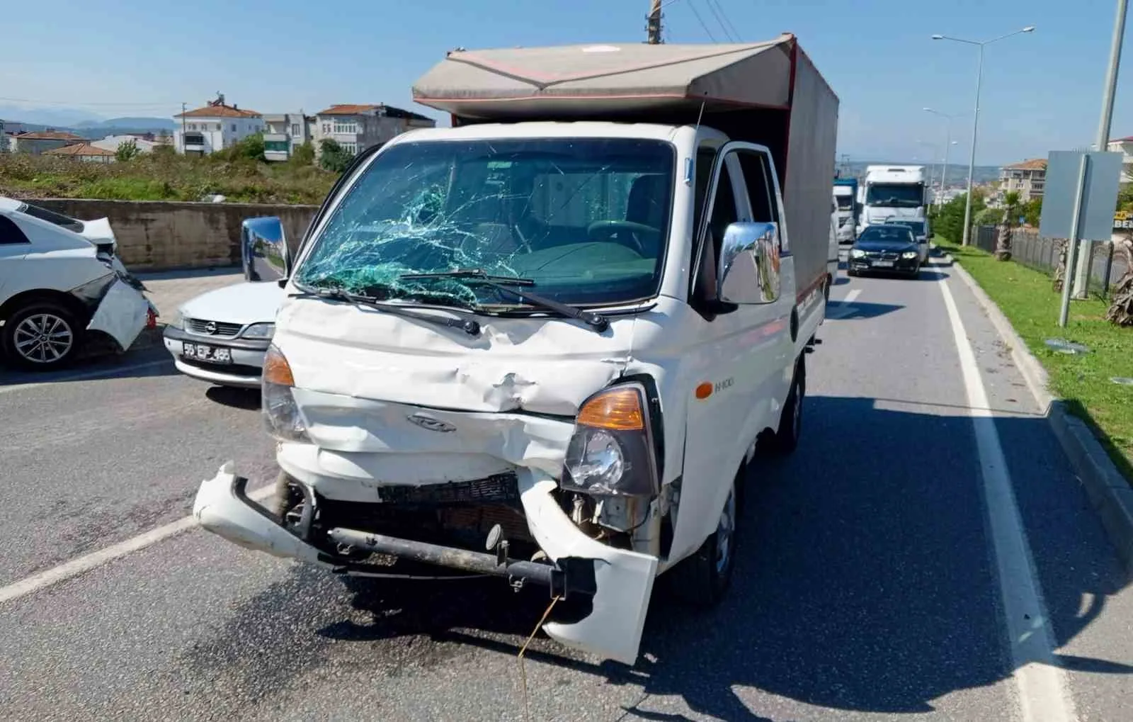 Ana yola çıkan büyükbaş hayvan kazaya neden oldu: 1 yaralı