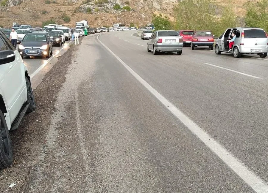 ANKARA ÇANKIRI YOLU TEKEBELİ MEVKİİNDE, YAĞMUR SONRASI KAYGANLAŞAN YOLDA 3