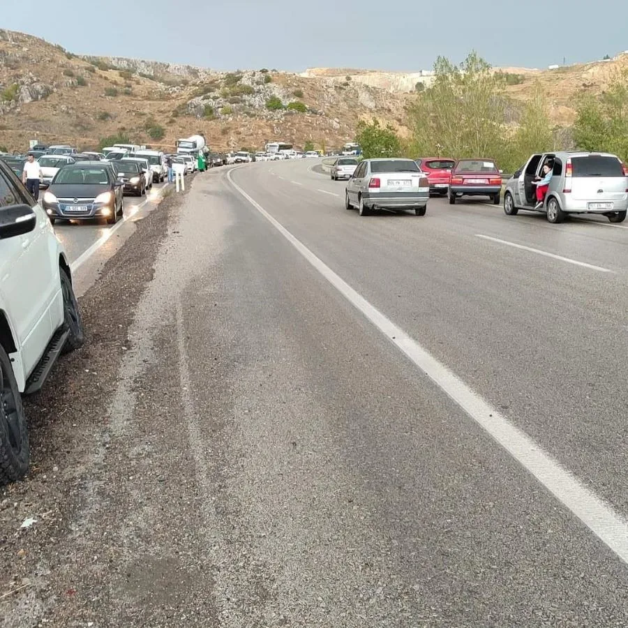 ANKARA ÇANKIRI YOLU TEKEBELİ MEVKİİNDE, YAĞMUR SONRASI KAYGANLAŞAN YOLDA 3