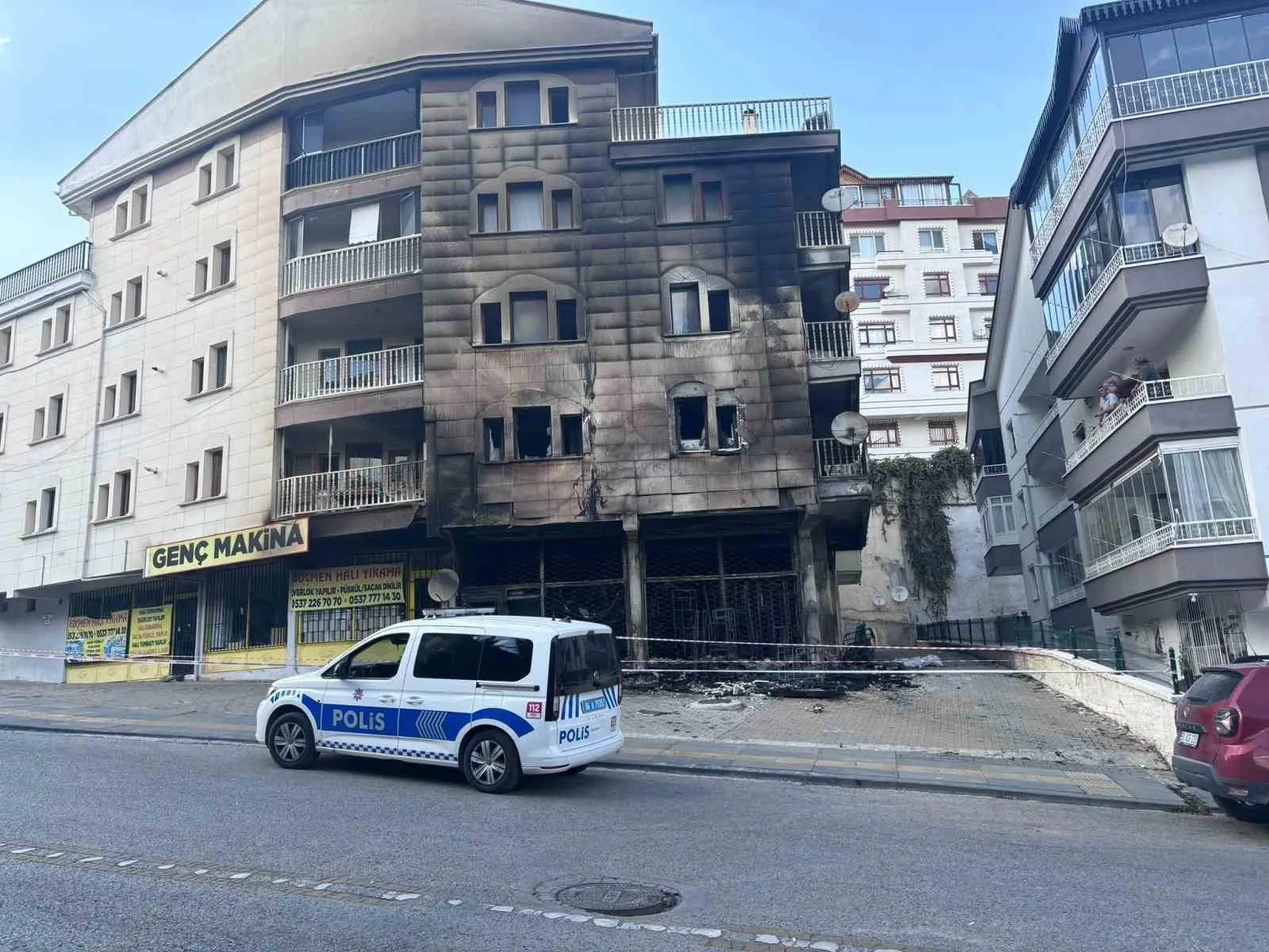 ANKARA'DA BİR BİNANIN ALTINDA BULUNAN İŞ YERİNDE ÇIKAN YANGINDA BİNADA