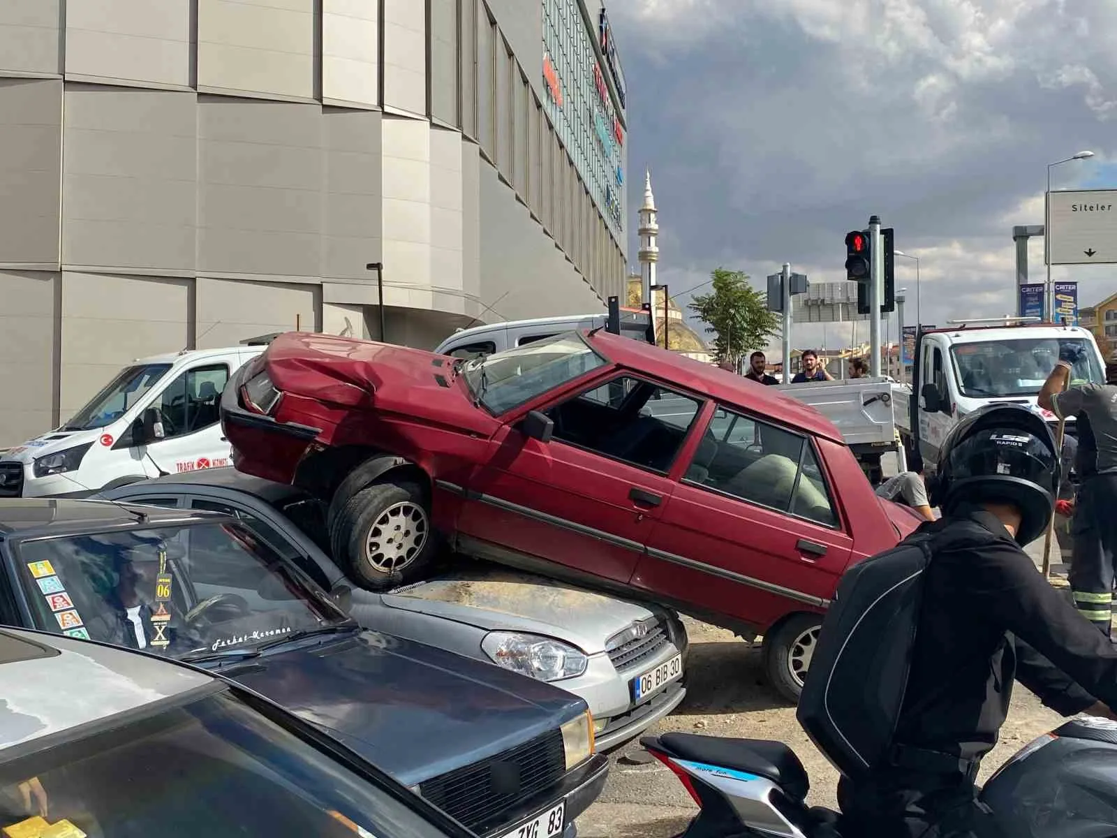 ANKARA’DA, SÜRÜCÜSÜNÜN HAKİMİYETİNİ KAYBETTİĞİ OTOMOBİL, TRAFİK IŞIĞINI DEVİRDİKTEN SONRA BAŞKA