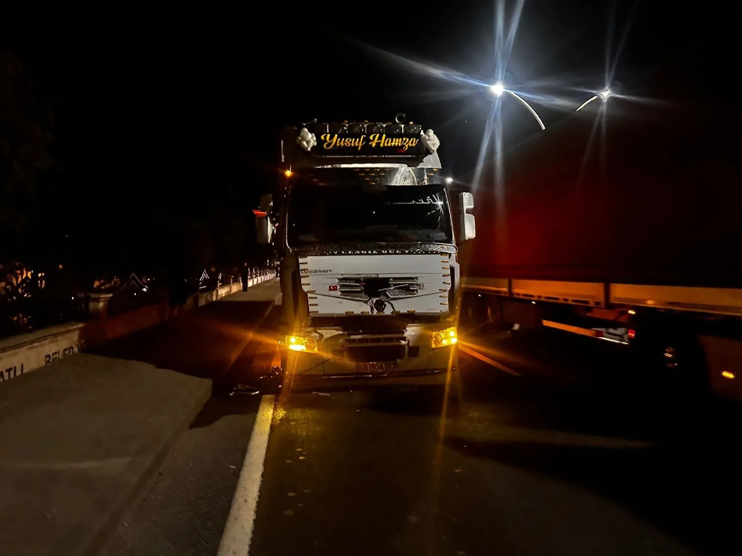 ANKARA’DA, POLATLI-ESKİŞEHİR YOLU SANAYİ KAVŞAĞI ÜZERİNDE TIR’IN ÇARPTIĞI KURYE HAYATINI