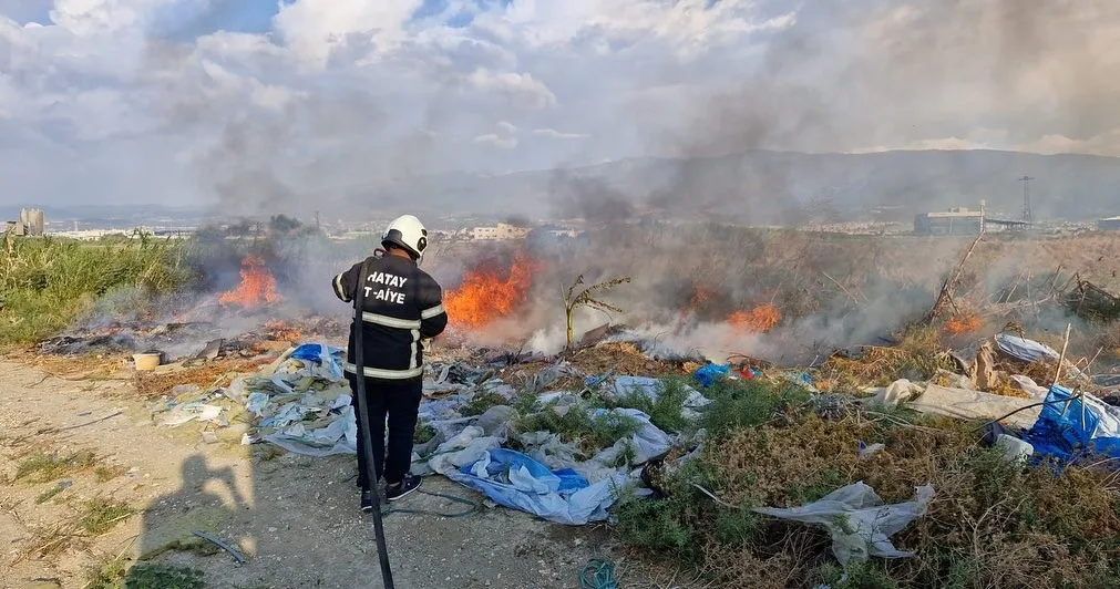 HATAY’DA ÇIKAN ÇÖP YANGINI