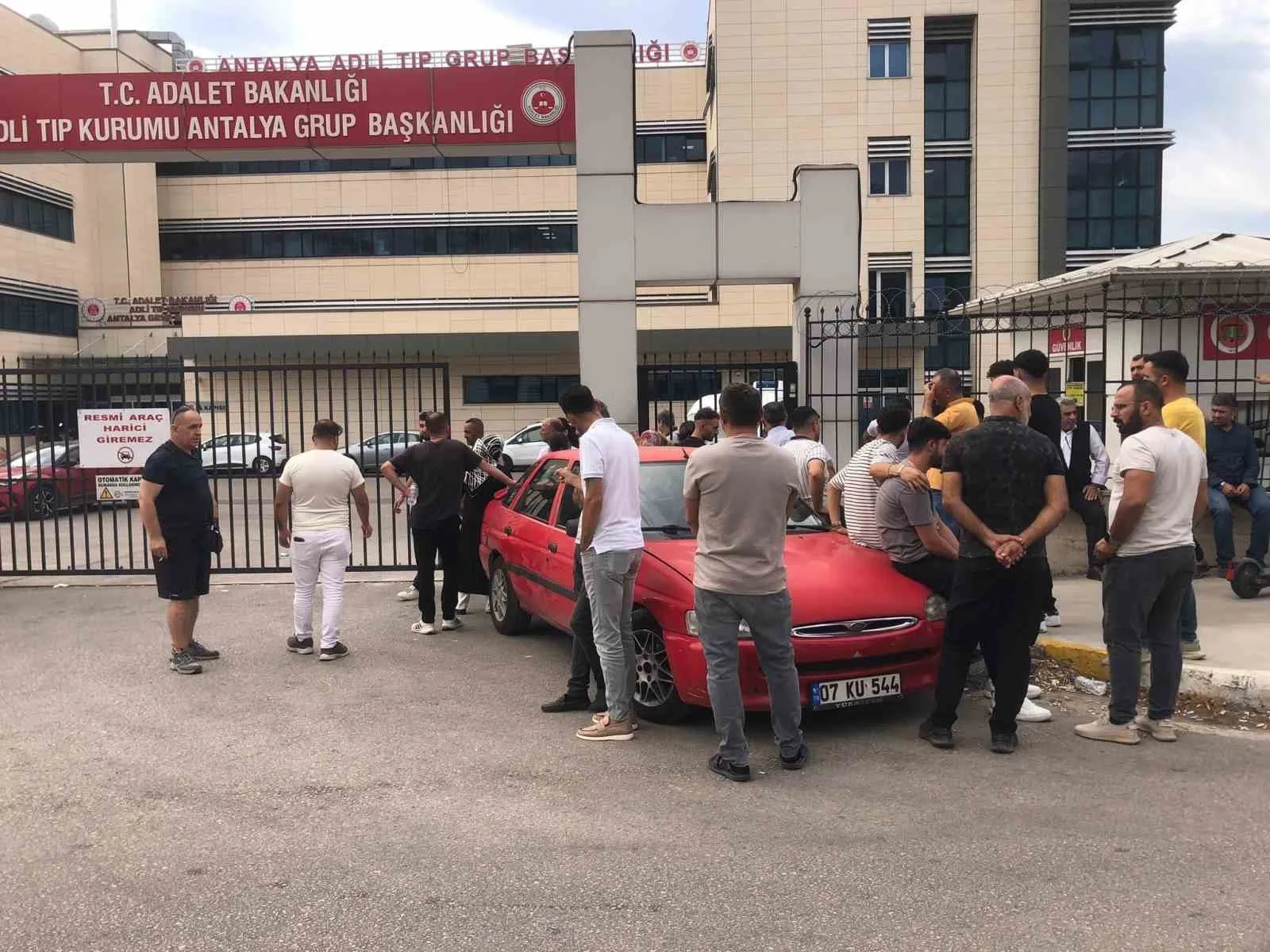 Antalya’da 22 yaşındaki motosiklet sürücüsü bariyerlere çarparak hayatını kaybetti