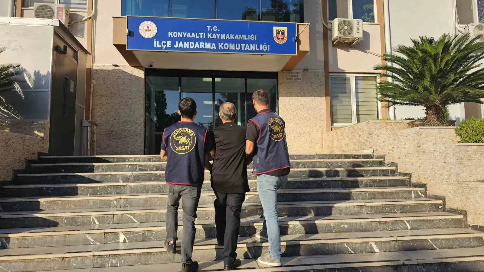 Antalya’da 31 yıl 8 ay hapis cezasıyla aranan şahıs yakalandı