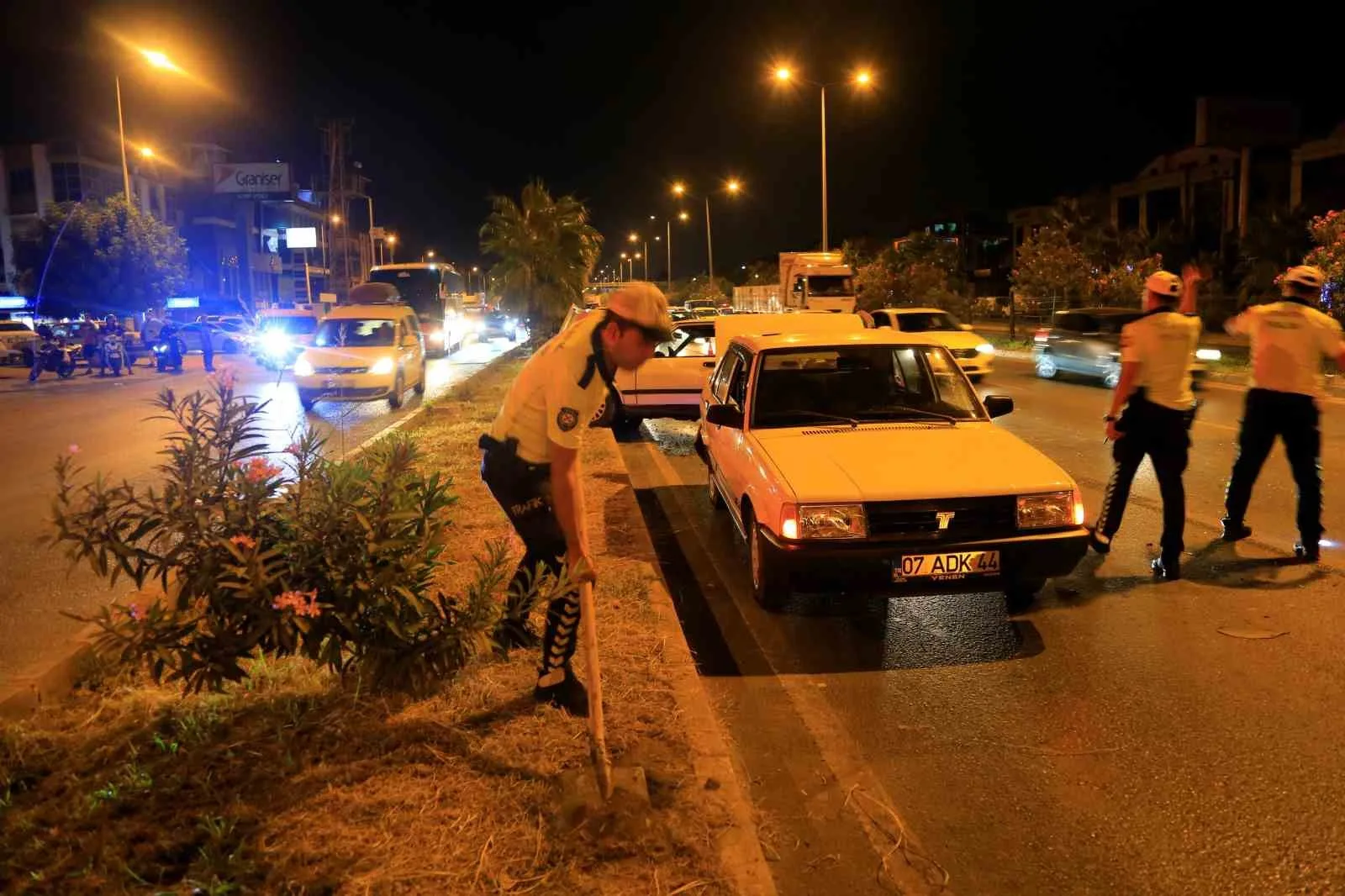 Antalya’da 4 araç birbirine girdi, yoldaki yağı gören trafik polisi küreği eline aldı