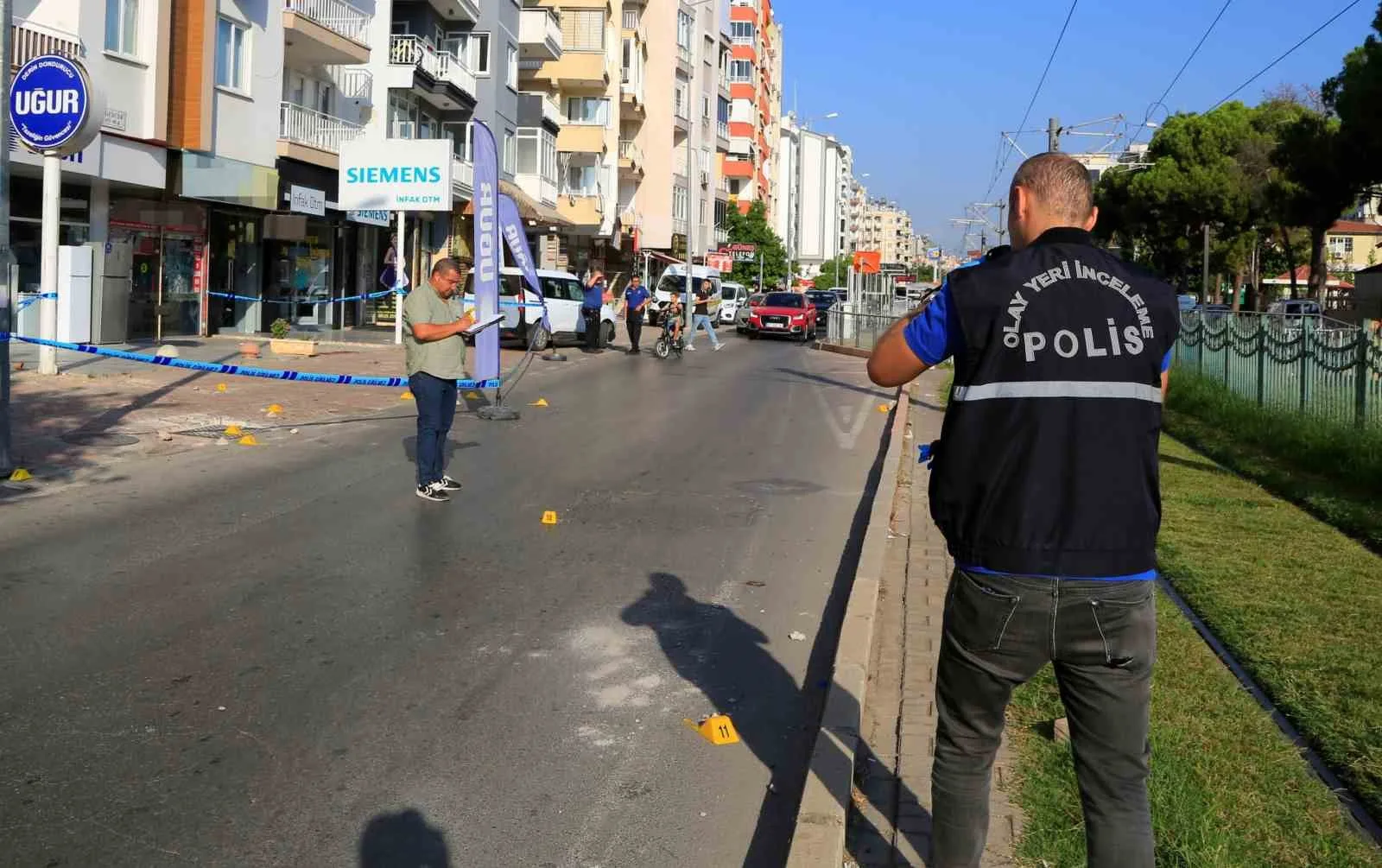 Antalya’da bir işyeri kurşunlandı, yol savaş alanına döndü