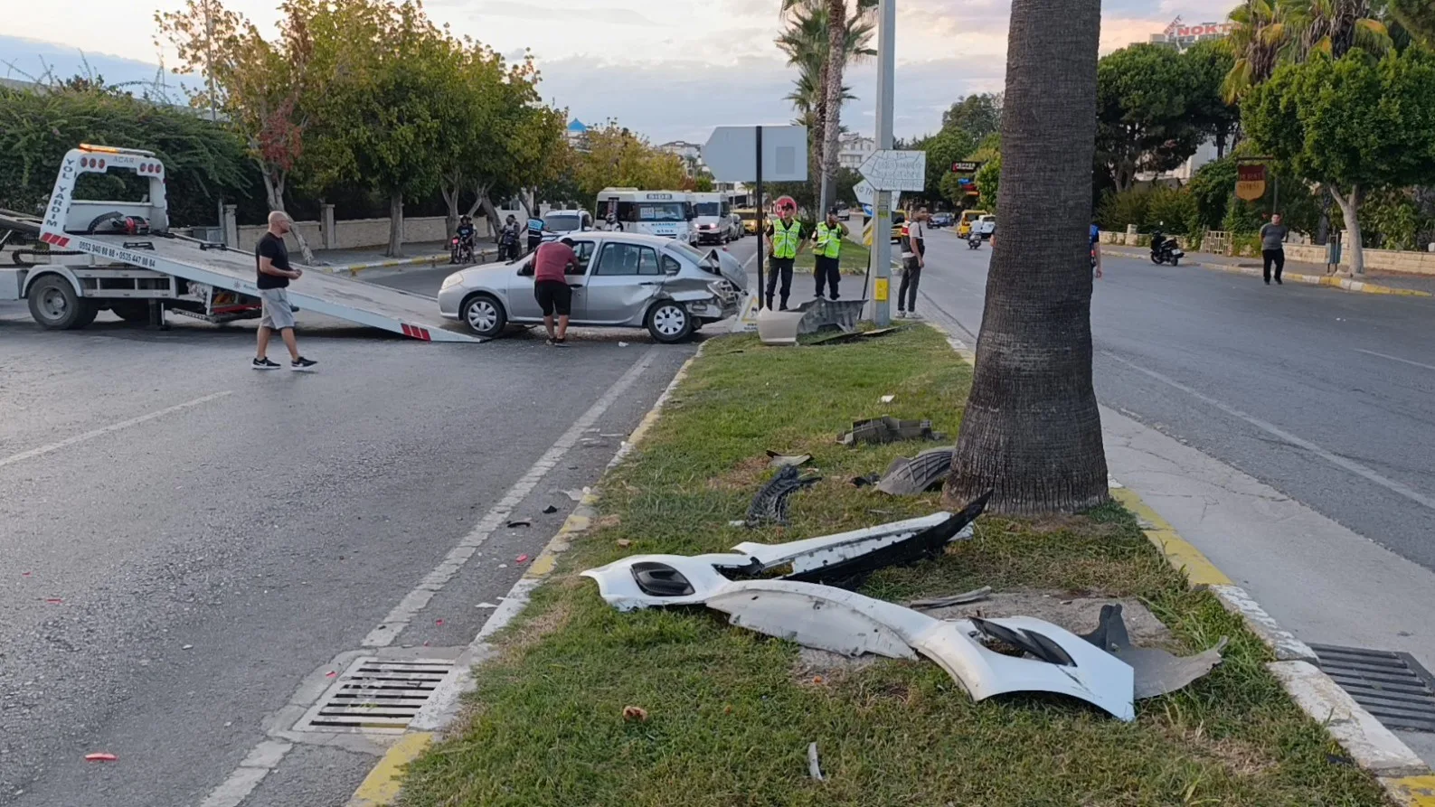 Antalya’da iki otomobil çarpıştı: 2 yaralı