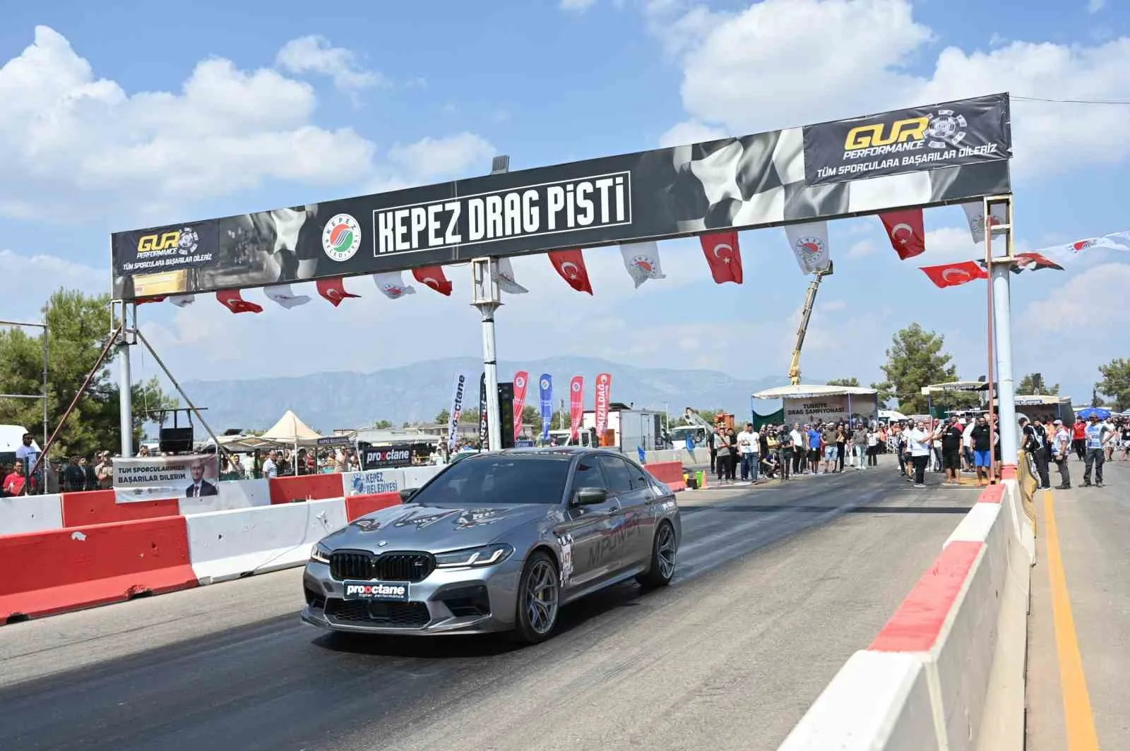 Antalya’da Oto Drag yarışları nefesleri kesti